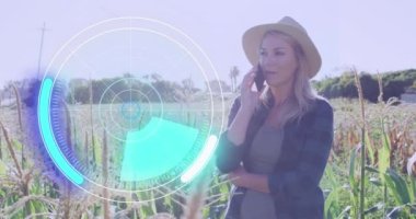 Beyaz kadın akıllı telefon kullanarak veri işleme animasyonu. Küresel iş, finans ve dijital arayüz kavramı dijital olarak oluşturulmuş video.