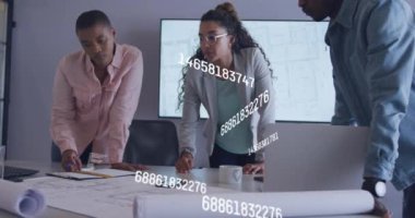 Ofisteki çeşitli iş adamları üzerinde veri işleme animasyonu. küresel iş, finans ve dijital arayüz kavramı dijital olarak oluşturulmuş video.