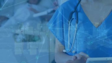 Birbirine bağlı noktaların animasyonu, dijital tablet kullanan beyaz kadın doktor üzerinde üç boyutlu şehir manzarası. Dijital bileşik, çoklu pozlama, gökdelenler, tıbbi, sağlık ve teknoloji konsepti.