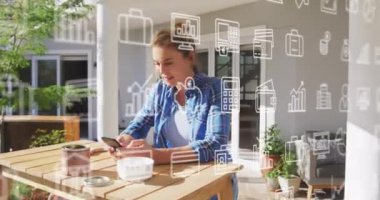 Akıllı telefon kullanan beyaz kadın üzerindeki dijital simgelerin animasyonları. Küresel veri işleme ve dijital arayüz kavramı dijital olarak oluşturulmuş video.