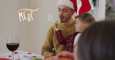 Mutlu noeller ve yeni yıl mesajlarının animasyonu beyaz bir ailenin Noel Baba şapkası giymesi üzerine. Noel, gelenek ve kutlama konsepti dijital olarak oluşturuldu.