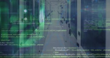 Sunucu odasında bilgisayar programlama dili ve soyut şablon animasyonu. Dijital bileşik, çoklu pozlama, kodlama, makine öğrenme, ağ oluşturma, teknoloji ve ağ sunucu kavramı.