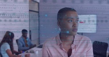 Ofisteki çeşitli iş adamlarından oluşan bir animasyon. Küresel iş, finans ve dijital arayüz kavramı dijital olarak oluşturulmuş video.