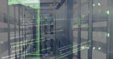 Sunucu odasının üzerinde parlayan noktalar olan programlama dilinin animasyonu. Dijital bileşik, çoklu pozlama, kodlama, makine öğrenme, veri merkezi, ağ oluşturma, teknoloji ve ağ sunucusu kavramı.