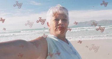 Yılbaşı tebriklerinin animasyonu sahildeki üst düzey melez kadın üzerinden mesajlaşıyor. Noel, gelenek, kutlama ve şenlik kavramı dijital olarak oluşturuldu.