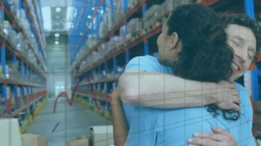 İki farklı depo çalışanının finansal veri işleme animasyonu. Küresel finansal veri işleme kavramı dijital oluşturulmuş video.