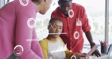 Çeşitli iş adamları üzerinde veri işleme animasyonu. Küresel iş konsepti dijital oluşturulmuş video.