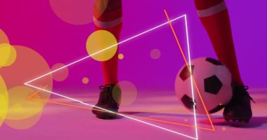 Şekiller üzerinde erkek futbolcunun animasyonu. Küresel spor ve dijital arayüz kavramı dijital olarak oluşturulmuş video.