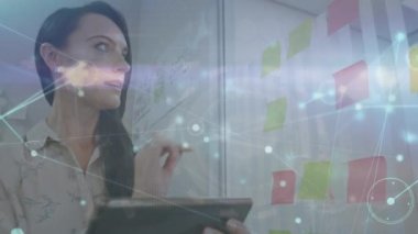 Kafkasyalı iş kadınları üzerindeki bağlantı ağının animasyonu. Küresel iş ve bağlantılar kavramı dijital oluşturulmuş video.