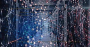 Çemberdeki siber güvenlik metninin animasyonu, devre kartı deseni, sunucu odasındaki geometrik şekiller. Dijital bileşik, çoklu pozlama, güvenlik, koruma, teknoloji ve ağ sunucu kavramı.