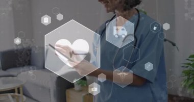 Hastanede dijital tablet kullanan gülümseyen beyaz kadın doktor için altıgen ikon animasyonu. Dijital bileşik, çoklu maruz kalma, tıbbi, sağlık ve teknoloji konsepti.