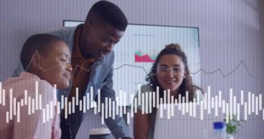 Ofisteki çeşitli iş adamları üzerinde veri işleme animasyonu. küresel iş, finans ve dijital arayüz kavramı dijital olarak oluşturulmuş video.