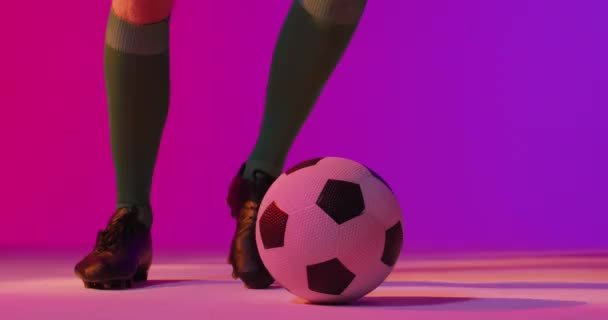 Konfeti Üzerine Erkek Futbolcunun Animasyonu Küresel Spor Dijital Arayüz Kavramı — Stok video