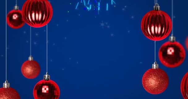 Animace Zářících Modrých Světelných Stop Přes Vánoční Červené Ozdoby Modrém — Stock video