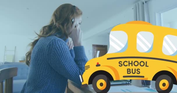 Анимация Школьного Автобуса Движущегося Над Двуличной Женщиной Которая Звонит Видеоконференцию — стоковое видео