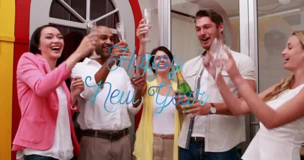 Анимационное Новогоднее Приветствие Разнообразных Друзей Которые Делают Тосты Шампанским Новый — стоковое видео