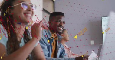 Çeşitli iş adamları üzerinde veri işleme animasyonu. Küresel iş konsepti dijital oluşturulmuş video.