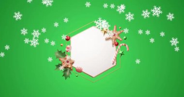 Kar yağışının animasyonu ve yeşil arka planda fotokopi alanı olan altıgen üzerinde noel süslemeleri. Noel, gelenek ve kutlama konsepti dijital olarak oluşturuldu.