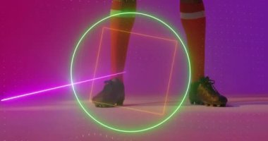 Şekiller üzerinde erkek futbolcunun animasyonu. Küresel spor ve dijital arayüz kavramı dijital olarak oluşturulmuş video.