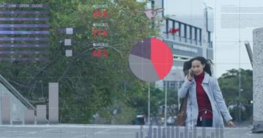 Akıllı telefon kullanan melez bir kadın üzerinde veri işleme animasyonu. Küresel iş, finans ve dijital arayüz kavramı dijital olarak oluşturulmuş video.