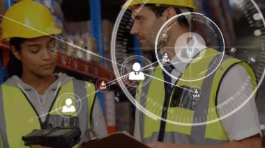 İki farklı depo çalışanı üzerindeki simgelerle bağlantı ağının animasyonu. Küresel finansman ve bağlantılar konsepti dijital oluşturulmuş video.