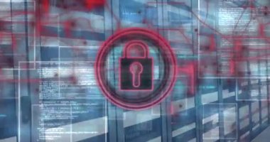 Sunucu odasına karşı kare biçiminde programlama dilinin üzerinde daire şeklinde asma kilit animasyonu. Dijital bileşik, çoklu pozlama, güvenlik, koruma, kodlama, teknoloji ve ağ sunucu kavramı.