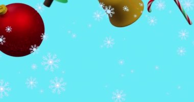 Mavi arka planda, Noel süslerinin üzerine düşen kar animasyonu. Noel, şenlik, kutlama ve gelenek konsepti dijital olarak oluşturuldu.