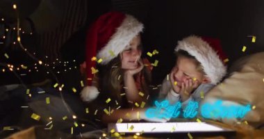 Kafkasyalı çocuklar Noel Baba şapkası takarken kar mesajları ve konfeti gönderme animasyonu. Noel, gelenek ve kutlama konsepti dijital olarak oluşturuldu.