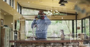 Afro-Amerikan iş adamının akıllı telefondan konuştuğu veri işleme animasyonu. Küresel iş, finans ve dijital arayüz kavramı dijital olarak oluşturulmuş video.