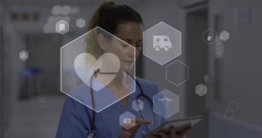 Kafkas kadın doktor üzerine düşen tıp ikonlarının animasyonu. Küresel tıp kavramı dijital video oluşturuldu.