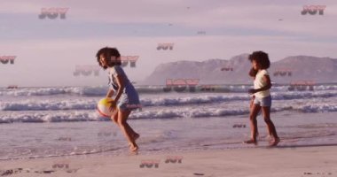 Noel tebriklerinin animasyonu, plajda oğlu ve kızı olan melez bir kadın üzerine mesaj atıyor. Noel, aile, gelenek, kutlama ve bayram konsepti dijital olarak oluşturulmuş video.
