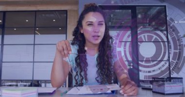 Ofisteki çeşitli iş adamları üzerinde veri işleme animasyonu. küresel iş, finans ve dijital arayüz kavramı dijital olarak oluşturulmuş video.