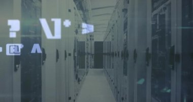 Bilgisayar sunucu odasındaki sembolleri ve mozaik kareleri değiştirme animasyonu. İş veri depolama teknolojisi kavramı