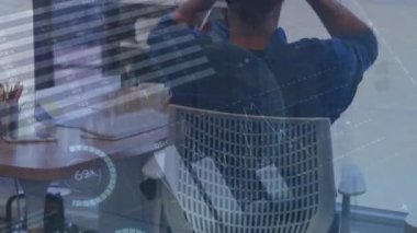 Ofisteki koltukta bedeni geren yorgun adamın dikiz aynasından bilgi arayüzü animasyonu. Dijital bileşik, çoklu pozlama, küresel, rapor, finans, iş ve teknoloji kavramı.