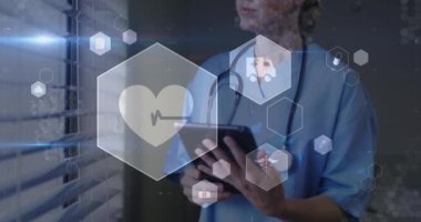 Lenslerin parlamasının animasyonu, altıgenlerin simgesi, dijital tablet kullanan beyaz kadın doktor. Dijital bileşik, çoklu pozlama, ışık, tıbbi, sağlık ve teknoloji kavramı.
