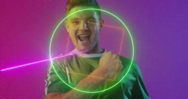 Beyaz erkek futbolcunun şekiller üzerindeki animasyonu. Küresel spor ve dijital arayüz kavramı dijital olarak oluşturulmuş video.