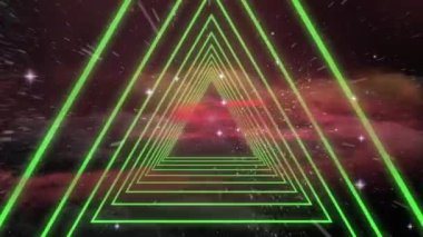 Siyah arkaplan üzerinde parlayan yeşil kaleydoskopik şekillerin canlandırılması. Arkaplan, renkler ve şekiller dijital video üretimi. 