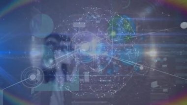 Yerküre oluşturan noktaların animasyonu, mercek parlamaları, birden fazla grafik üzerindeki çizgilerle birbirine bağlı noktalar. Dijital olarak üretilmiş, hologram, küreselleşme, finans, iş dünyası, iletişim ve teknoloji kavramı.