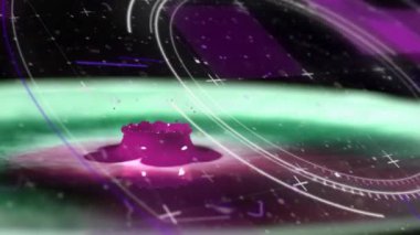 Kapsam taraması ve sıvı üzerinde veri işleme animasyonu. Küresel hesaplama, dijital arayüz ve veri işleme kavramı dijital olarak oluşturulmuş video.