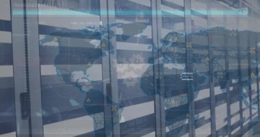 Harita üzerinden sunucu odasına karşı daireler ve geometrik şekillerdeki simgelerin animasyonu. Dijital bileşik, çoklu pozlama, küresel, ağ güvenliği, veri merkezi, ağ oluşturma, teknoloji, ağ sunucusu.