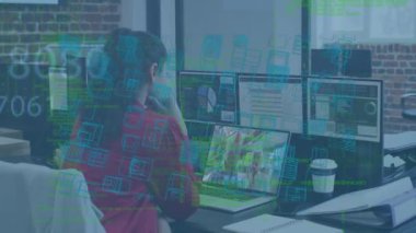 Bilgisayar kullanan iki ırklı iş adamı üzerinden veri işleme ve dijital şehrin animasyonu. Küresel teknoloji, bilgisayar ve dijital arayüz kavramı dijital olarak oluşturulmuş video.