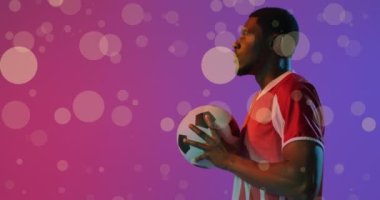 Benekler üzerinde Afro-Amerikan erkek futbolcunun animasyonu. Küresel spor ve dijital arayüz kavramı dijital olarak oluşturulmuş video.