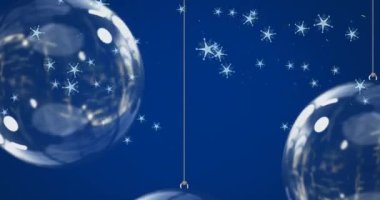 Sarı ışık yollarının animasyonu ve mavi arka planda noel süsleri üzerine düşen yıldızlar. Noel, şenlik, kutlama ve gelenek konsepti dijital olarak oluşturuldu