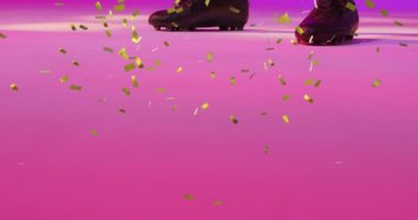 Konfeti üzerine futbol ayakkabısı animasyonu. Küresel spor ve dijital arayüz kavramı dijital olarak oluşturulmuş video.