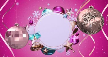 Kar yağışının animasyonu ve çemberin üzerinde pembe arka planda fotokopi alanı olan Noel süslemeleri. Noel, gelenek ve kutlama konsepti dijital olarak oluşturuldu.