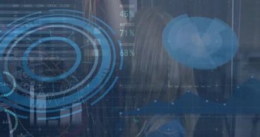 Beyaz kadının sunucu odasında finansal veri işleme animasyonu. Küresel teknoloji, çevrimiçi güvenlik ve dijital arayüz kavramı dijital olarak oluşturulmuş video.