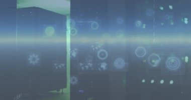 Çemberlerin ve mercekli haritaların canlandırılması soyut arka planda yanar. Dijital olarak üretilmiş, hologram, küresel, aydınlık, parlayan, ses dalgaları ve teknoloji konsepti.