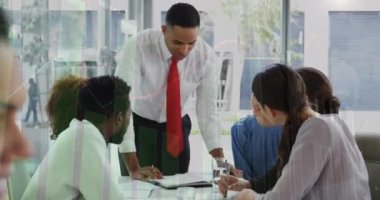 Bir grup iş adamı üzerinde finansal veri işleme animasyonu. Küresel iş ve veri işleme kavramı dijital olarak oluşturulmuş video.