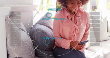 Akıllı telefon kullanan Afro-Amerikan iş kadını üzerinde parmak iziyle veri işleme animasyonu. Küresel teknoloji, sosyal medya ve dijital arayüz kavramı dijital olarak oluşturulmuş video.