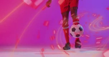 Afro-Amerikan erkek futbolcunun şekiller üzerindeki animasyonu. Küresel spor ve dijital arayüz kavramı dijital olarak oluşturulmuş video.